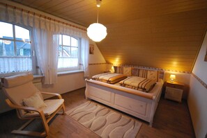 2 bedrooms, in-room safe, desk, travel cot