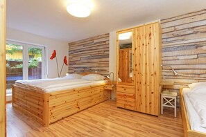 2 bedrooms, travel crib, WiFi