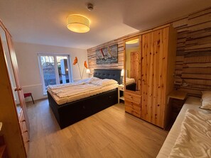 2 bedrooms, travel crib, WiFi