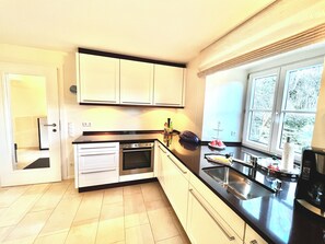 Een koelkast, een oven, een kookplaat, een vaatwasser