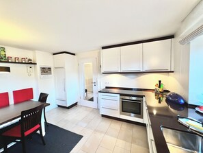 ثلاجة، فرن، موقد طهي مسطح، غسالة أطباق