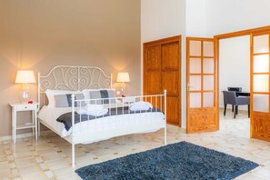 6 bedrooms, in-room safe, desk, travel cot