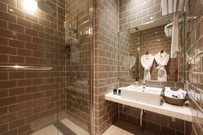 Family Room | Premium bedding, in-room safe, blackout curtains, soundproofing - Akarinoyado Togetsu (Beppu)