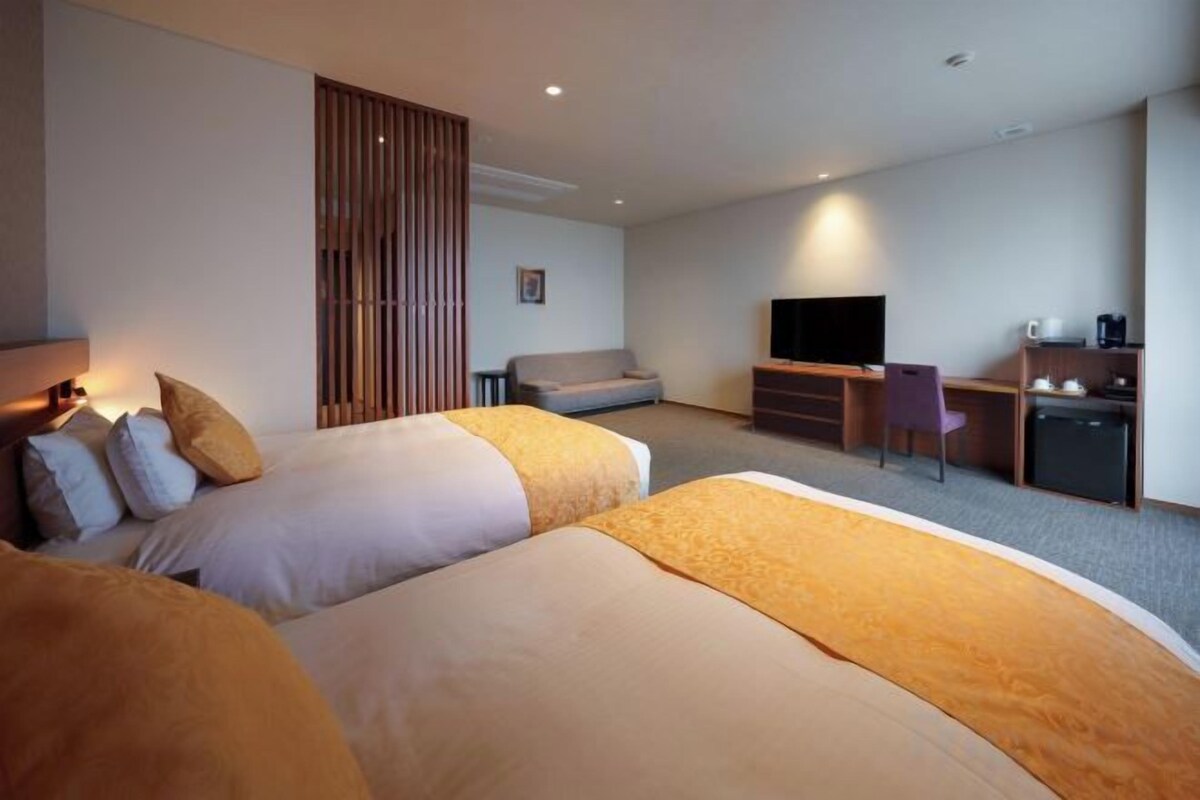 Premium bedding, in-room safe, blackout drapes, soundproofing