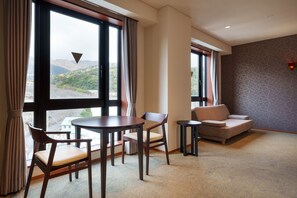 Family Room | Premium bedding, in-room safe, blackout drapes, soundproofing - Akarinoyado Togetsu (Beppu)