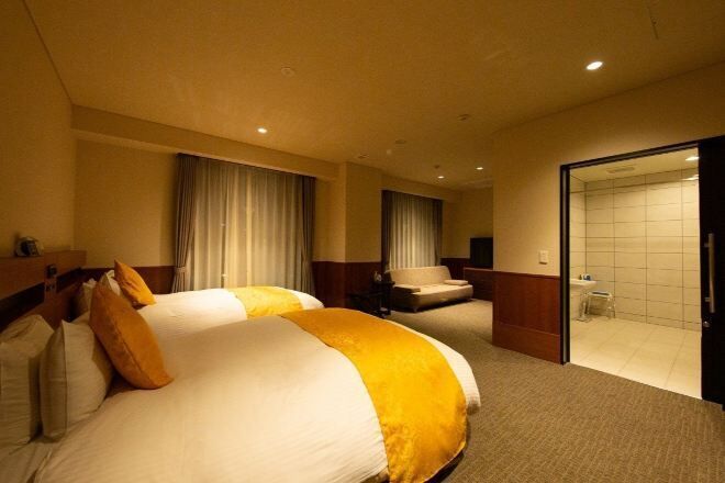Premium bedding, in-room safe, blackout drapes, soundproofing
