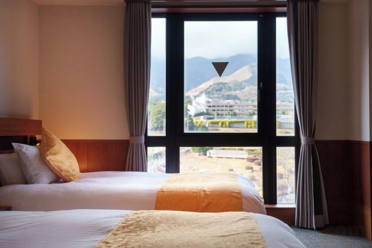 Premium bedding, in-room safe, blackout drapes, soundproofing