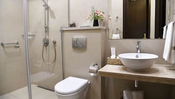 Kamar Double Comfort, balkon | Kamar mandi | Shower, perlengkapan mandi gratis, pengering rambut, dan jubah mandi