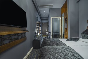 Minibar, caja de seguridad en la habitación y escritorio 