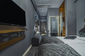 Habitación económica con 2 camas individuales, planta baja | Minibar, caja fuerte, escritorio y cortinas opacas