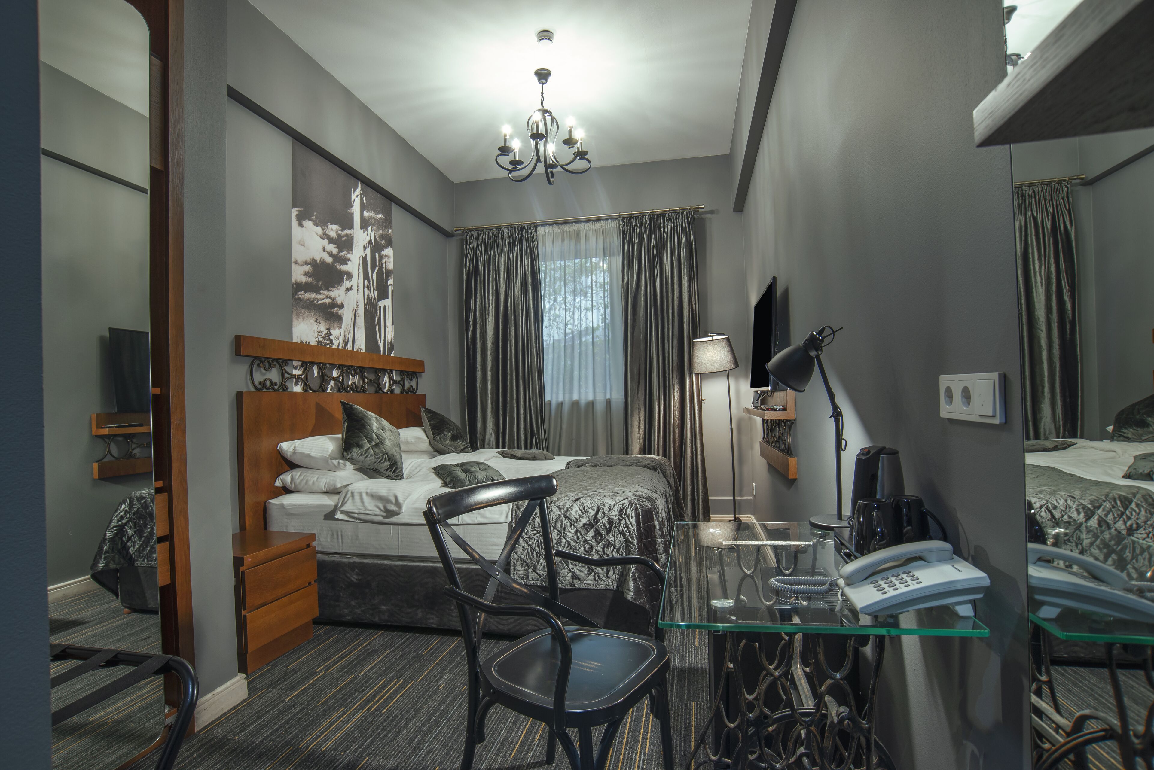 economy twin room, ground floor | 1 bedroom, minibar, in-room safe, desk