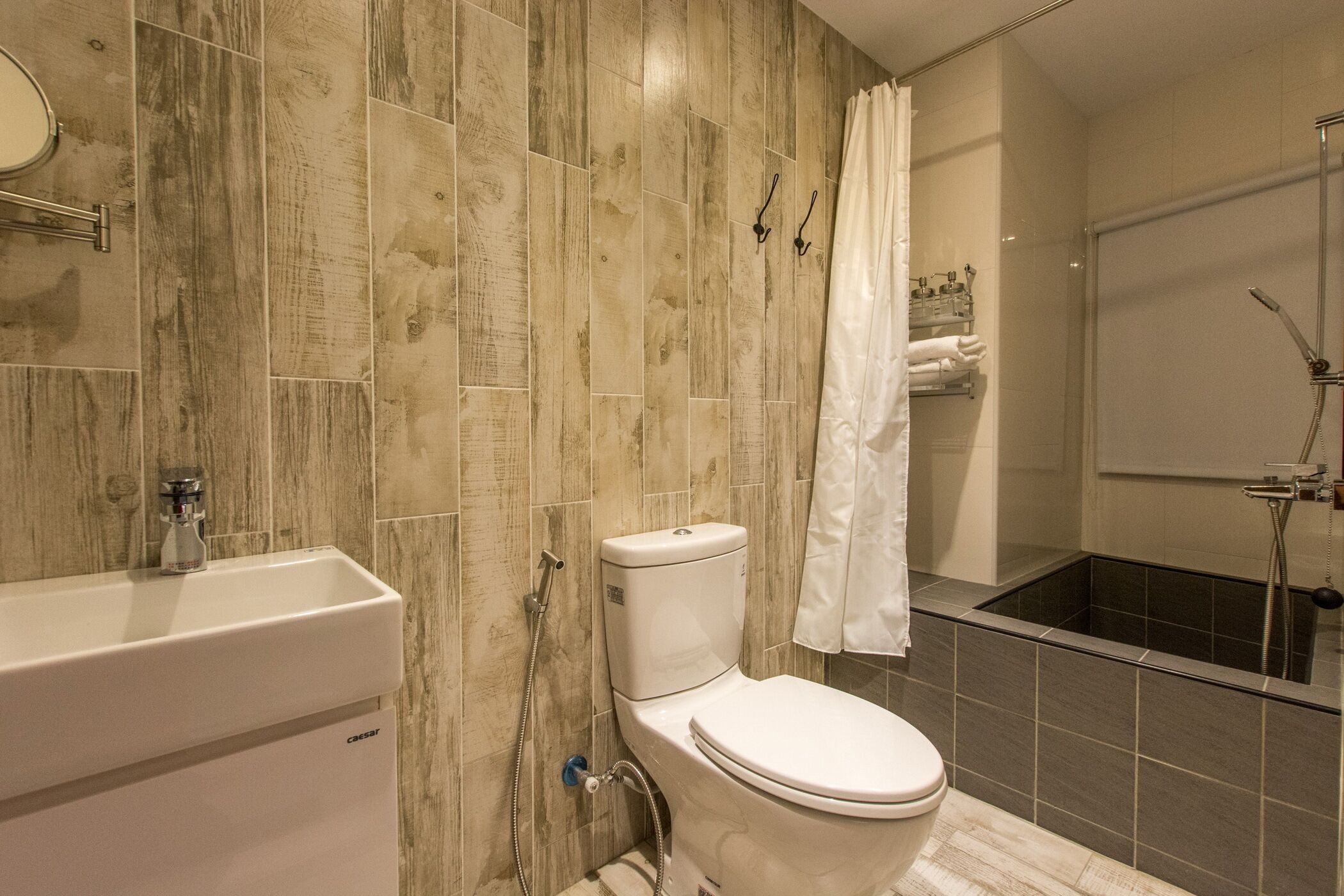 Un baño con inodoro, lavabo y ducha.