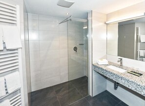 Shower, hair dryer, towels - Hotel Weisses Lamm (Allersberg)