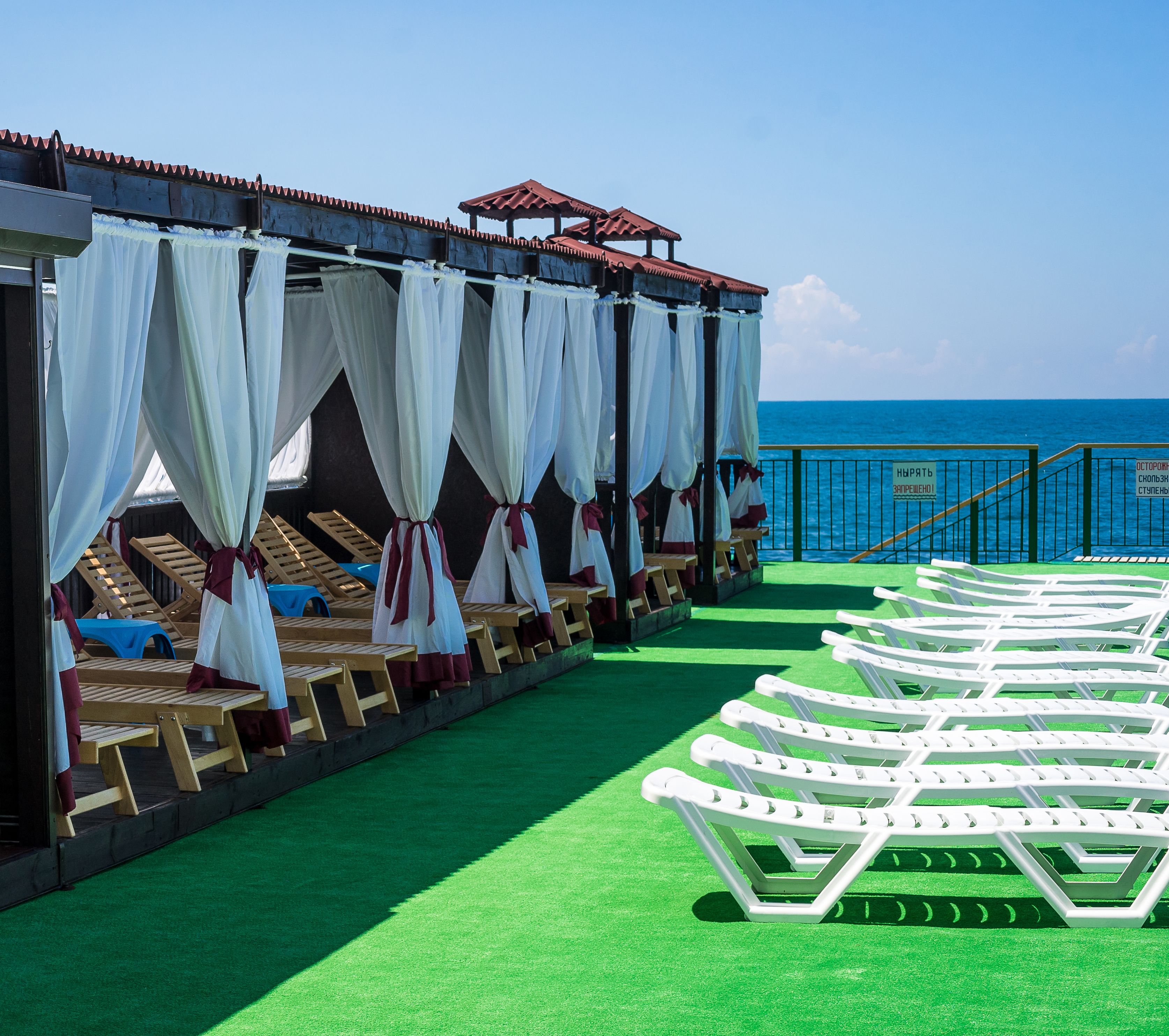 Nær stranden, solsenger, parasoller og strandhåndklær