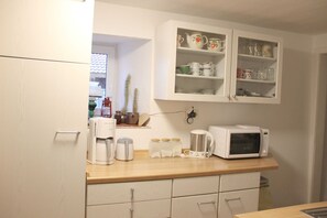 Kühlschrank, Mikrowelle, Ofen, Geschirrspüler