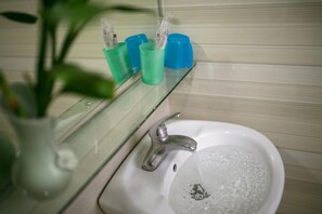 Shower, free toiletries, hair dryer, slippers - Golden Time Hostel (Hanoi)