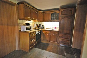 Een koelkast, een microgolfoven, een oven, een vaatwasser