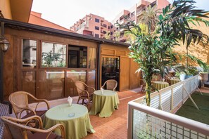 2 restaurants; breakfast, lunch and dinner served  - Hôtel Spa Atlassia (Marrakech)