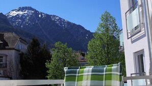 Ein Balkon mit Blick auf einen Berg und ein Gebäude.