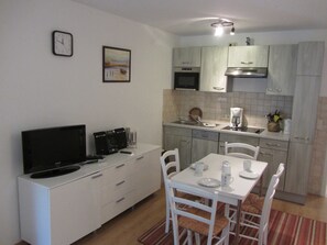 Køleskab, mikrobølgeovn, opvaskemaskine, kaffe-/temaskine