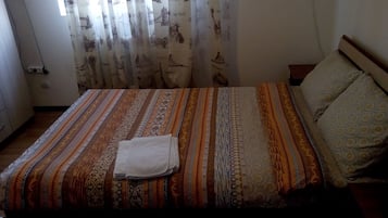 Economy Single Room, 1 Double Bed | Soundproofing, iron/ironing board, WiFi, bed sheets