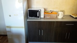 Refrigerador con congelador, microondas, horno y parrilla de estufa 