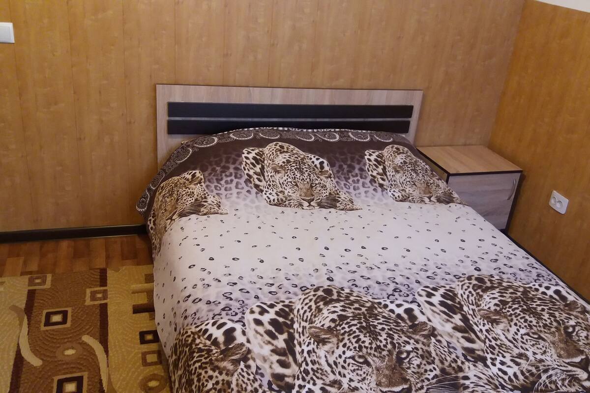 基础双人房, 1 张双人床, 无烟房 | 隔音、熨斗/熨板、收费 WiFi、床单