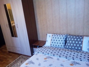 Habitación doble económica, 1 cama matrimonial, para no fumadores | Insonorización, tabla de planchar con plancha, wifi y ropa de cama 
