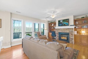 تلفزيون بشاشة مسطحة