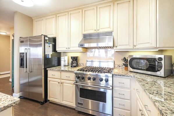 غسالة أطباق، ماكينة لصنع القهوة/الشاي، مستلزمات طهي/أطباق/أوعية