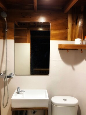 Deep-soaking bathtub - Samara II Liveaboard (Labuan Bajo)