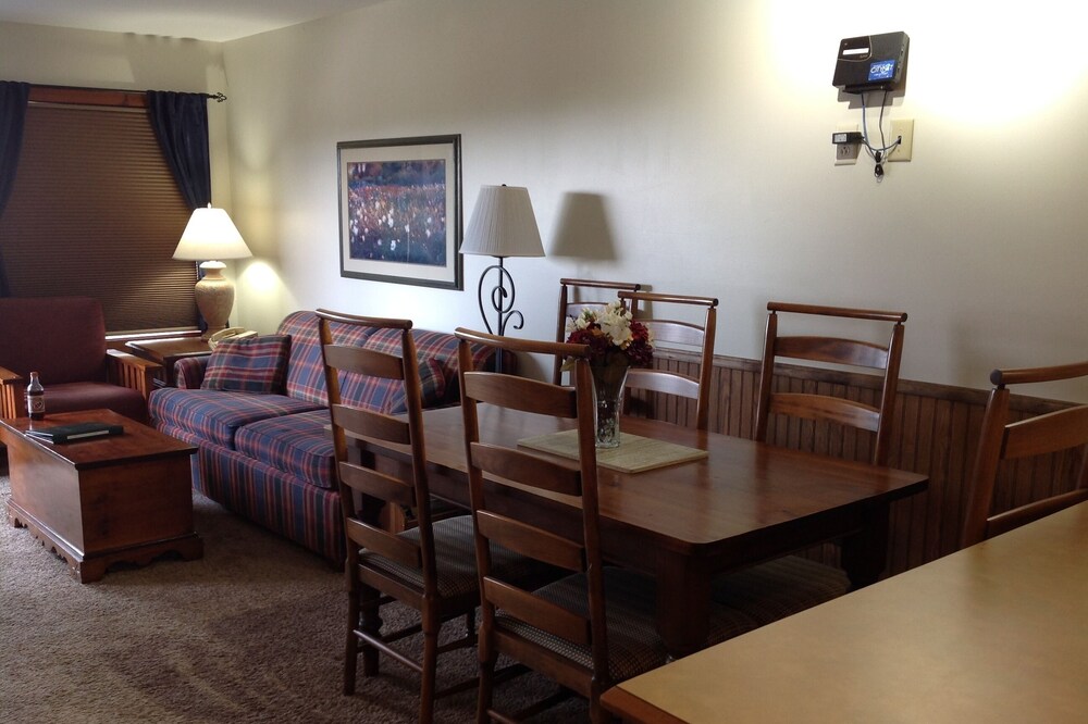 Rimfire Lodge - Deluxe 1 Bedroom in the Village