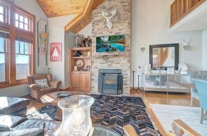 TV - Townhome R8A- Mtn Home/View, Private Hot Tub, Gated Resort, Indoor/Outdoor Pools (Banner Elk)