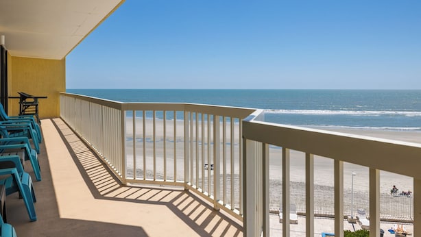 A balcony with a view of the beach and ocean. - Stay @ Sandy Pause on Folly Beach (Folly Beach)