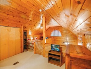 3 soverom, skrivebord, strykejern/-brett og internettilgang