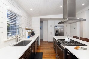 Køleskab, opvaskemaskine, kaffe-/temaskine