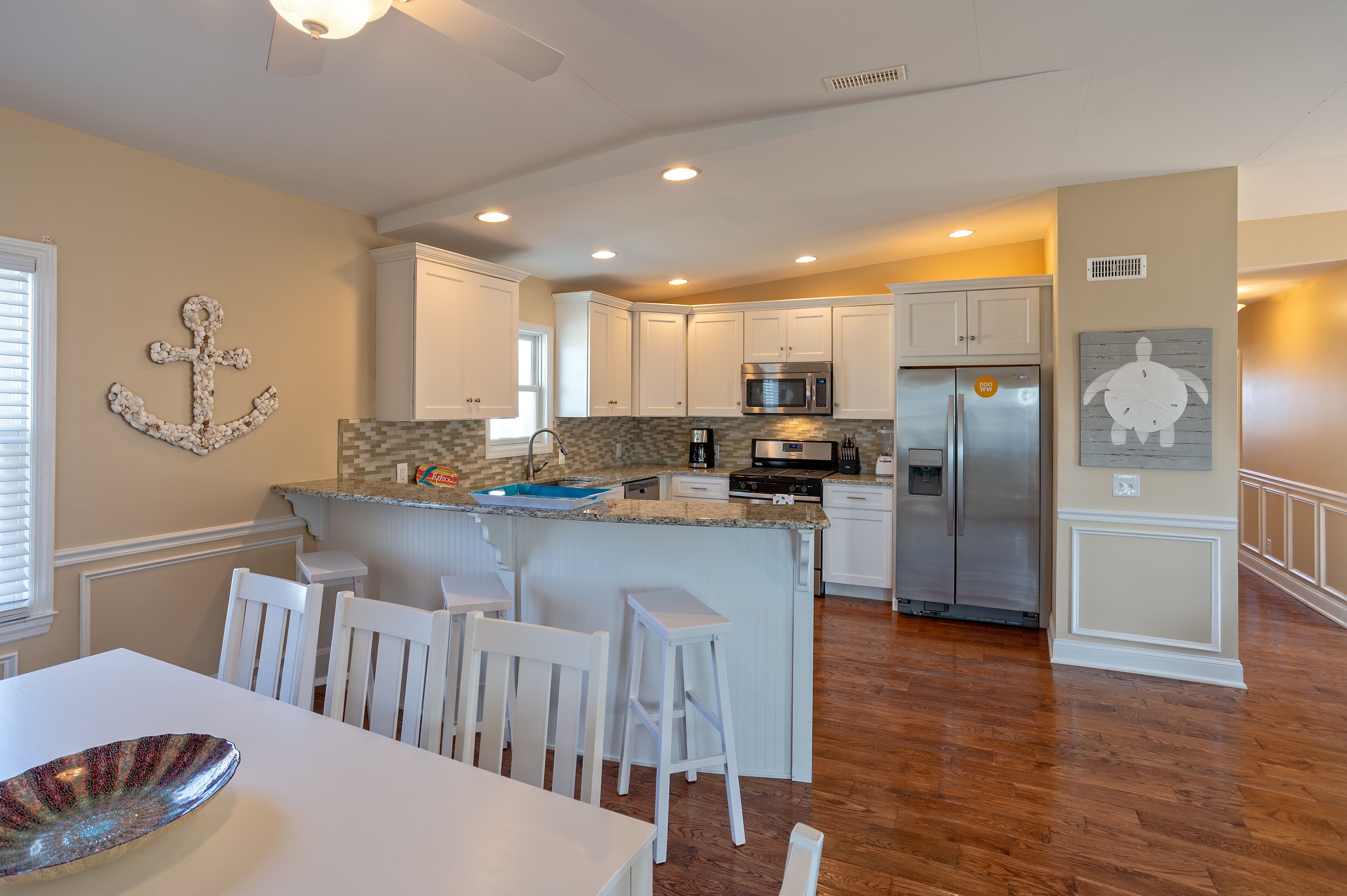 BRAND NEW BEACH BLOCK TOTAL REMODEL TOP FLOOR CONDO