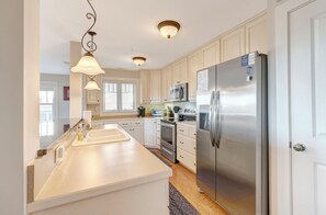 Oppvaskmaskin, kaffetrakter/tekoker, kjøkkenutstyr og spisebord