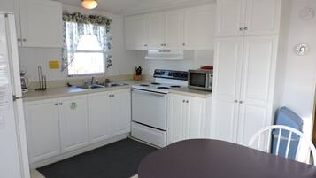 Réfrigérateur, micro-ondes, cafetiÚre/bouilloire