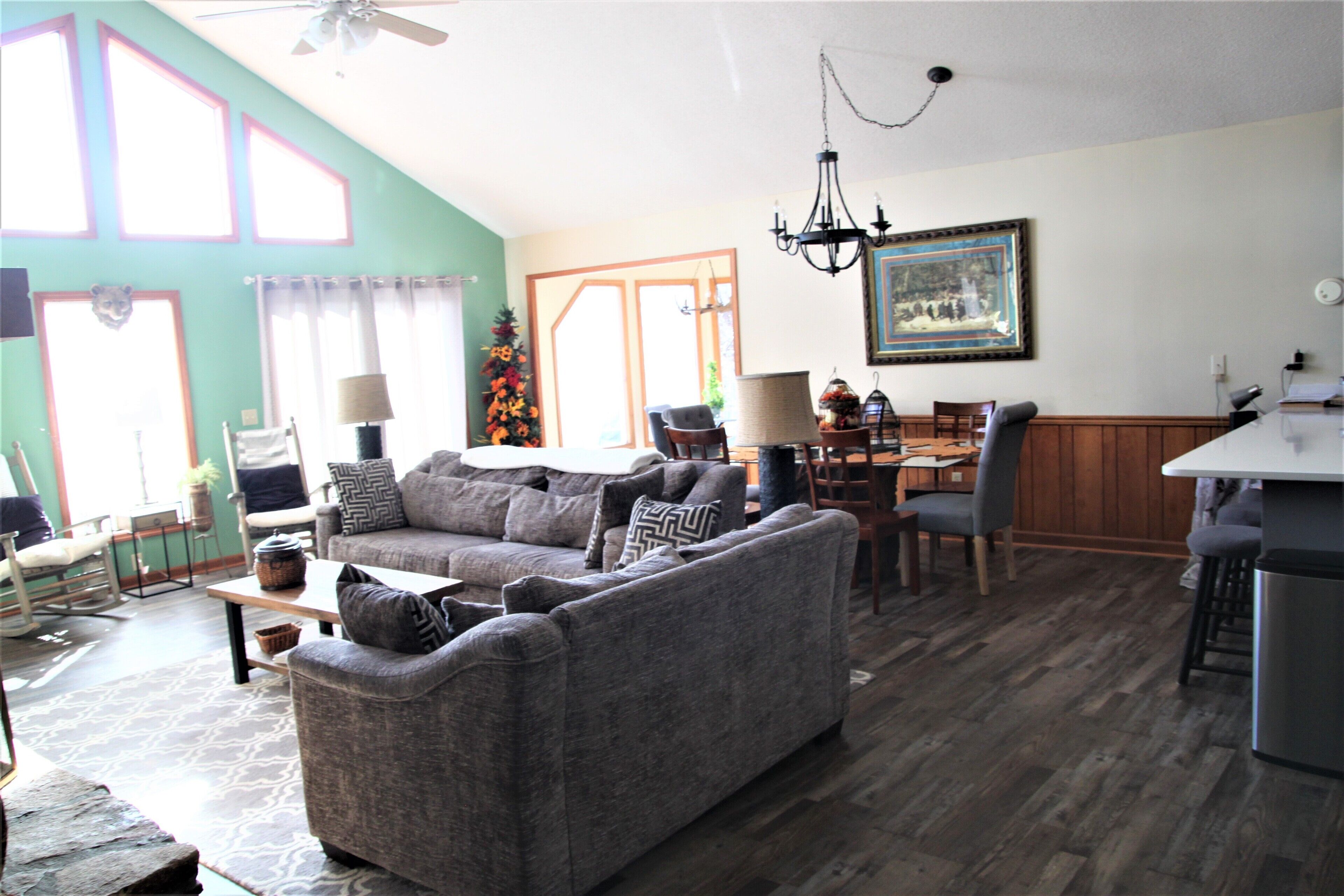 Serenity Awaits You At The Towns Chalet, A Relaxing Stay With Beautiful Views 