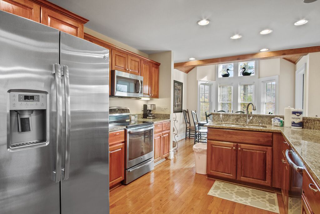 食器洗い機、コーヒー / ティーメーカー、調理器具と食器、ダイニングテーブル