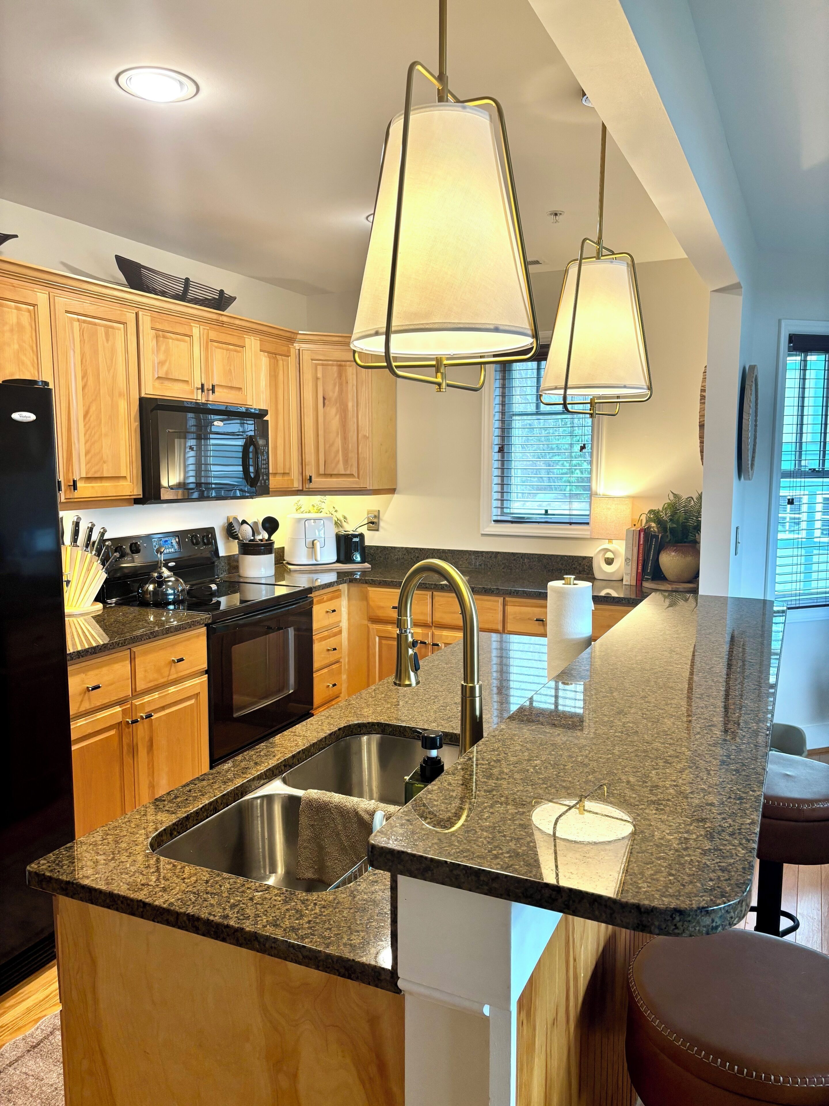 Diskmaskin, kaffe- och tebryggare, grytor/köksredskap och matbord