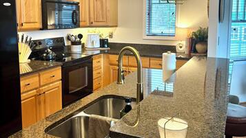 Diskmaskin, kaffe- och tebryggare, grytor/köksredskap och matbord