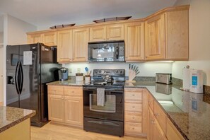 Opvaskemaskine, kaffe-/temaskine, køkkentøj/tallerkener/redskaber