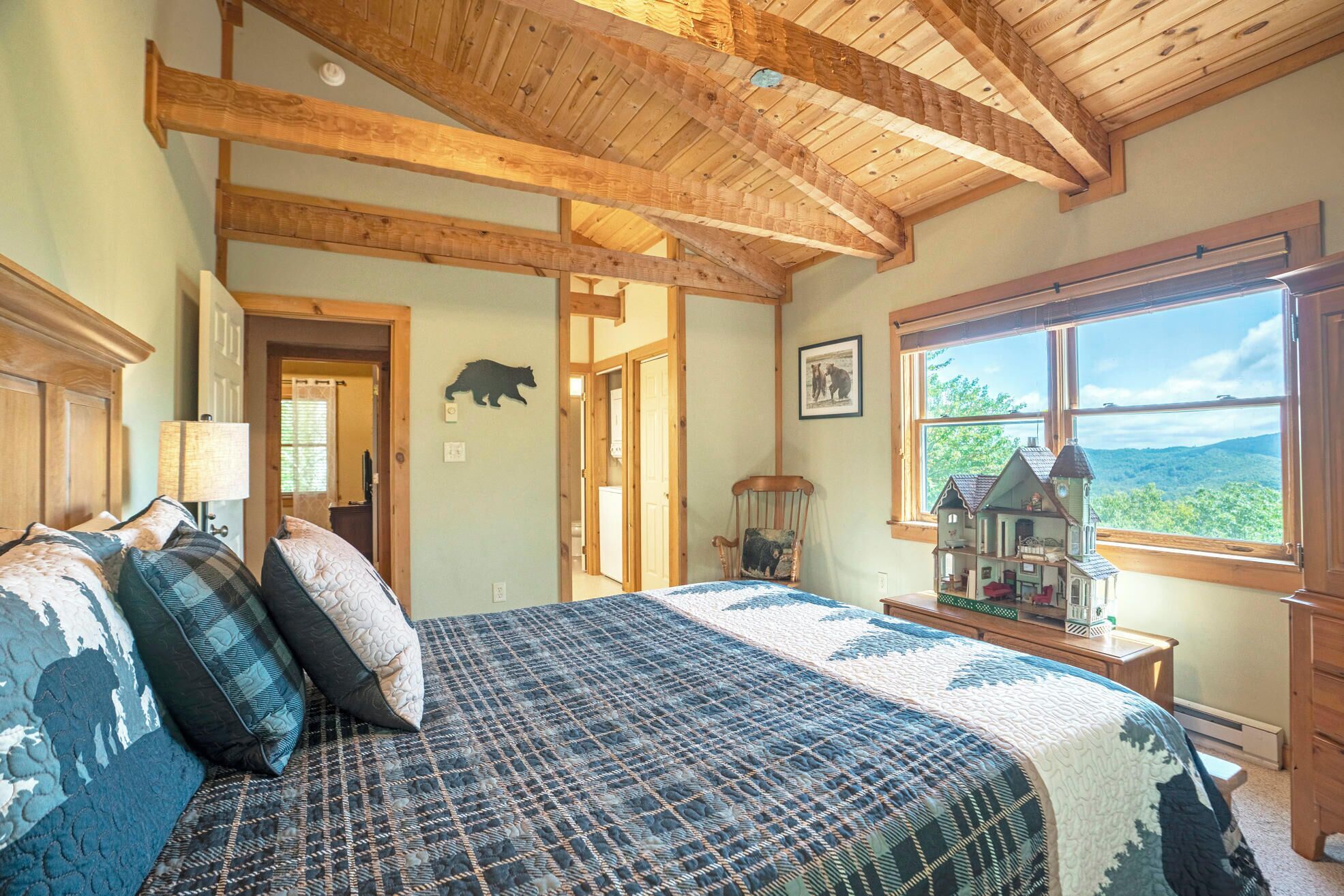 3 soverom, strykejern/-brett, internettilgang og sengetøy