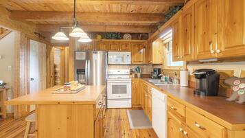 Dishwasher, coffee/tea maker, cookware/dishes/utensils, dining tables