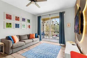 Una Smart TV, videojuegos, un reproductor de DVD