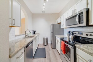 Een koelkast, een magnetron, een oven, een kookplaat