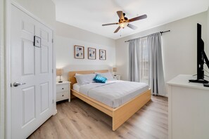 2 dormitorios, tabla de planchar con plancha, cuna de viaje