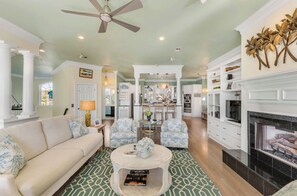 Télévision, cheminée, chaîne hi-fi